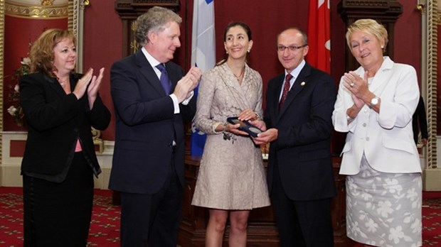 Yvon Vallières remet la Médaille de l'Assemblée Nationale à Ingrid Bétancourt