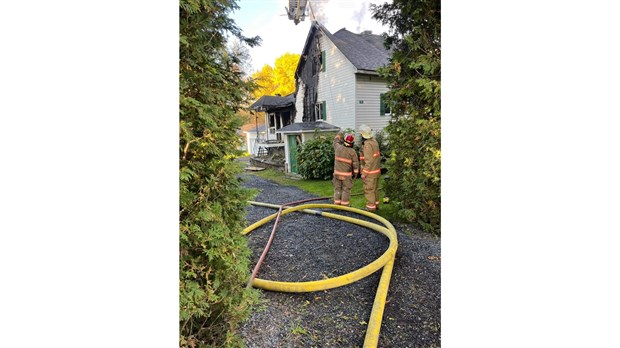 Une résidence lourdement endommagée par les flammes