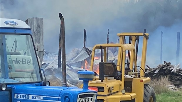 Le feu détruit un entrepôt à foin et un garage