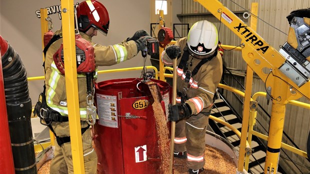 Les pompiers suivent une formation sur le sauvetage en silo à grains