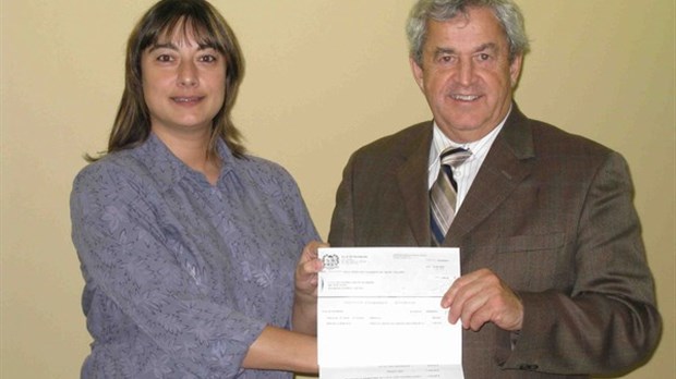 Le maire Marc-André Martel a remis un chèque de 1350 $ à la présidente des Tourbillons, Linda Martel.