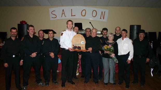 SERVICE D’INCENDIE DE SAINT-CLAUDE. Un hommage à Claude Richard pour ses 35 ans d’implication comme pompier et chef de la brigade.