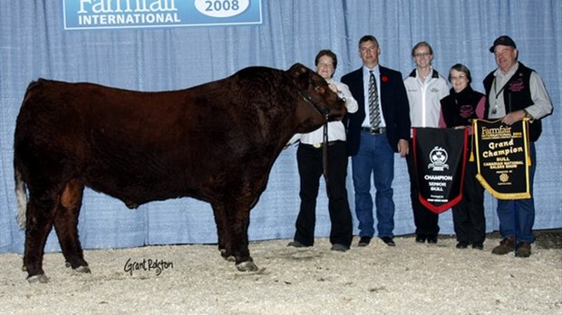 Avec un taureau choisi grand champion. La ferme de Gerald McGee s’illustre à Edmonton