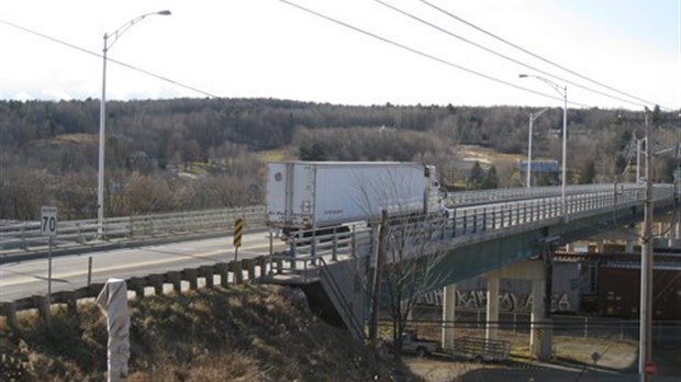 En l’honneur du peintre  de Melbourne. Le pont de la route 116 pourrait porter le nom de pont F.S Coburn