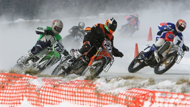 Des coureurs en moto au Grand Prix de Valcourt