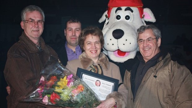 Tournoi Mousquiri de Richmond . Prix d’Excellence René Thibault à Jeannette Charland