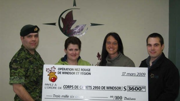 Nez Rouge remets 3600$ au Corps de Cadets de Windsor.