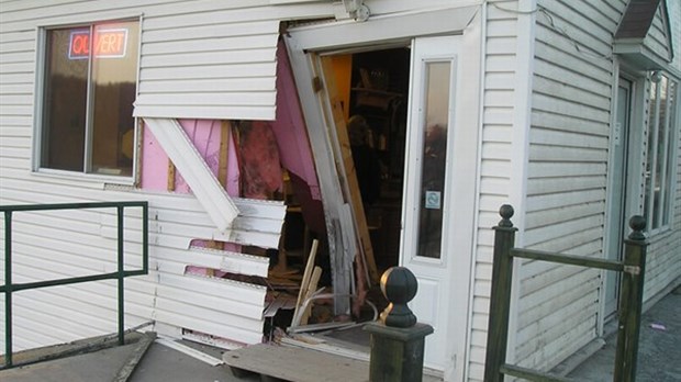 Windsor. Les roues d'un camion remorque passent au travers du mur.