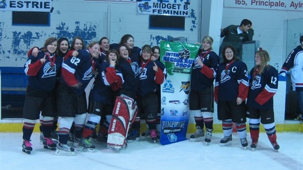 Les Aztèques midget B féminin remportent le championnat interrégional