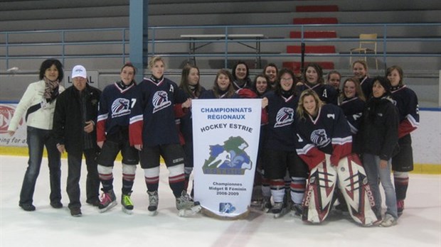 Midget B féminin. Les Aztèques filles remportent le championnat régional