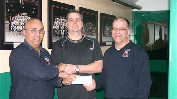 Un chèque de 4500 $ au profit du hockey mineur de Windsor