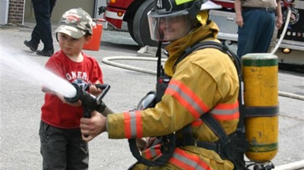 Les pompiers et les scouts participent à la distribution d’arbustes à Saint-Claude