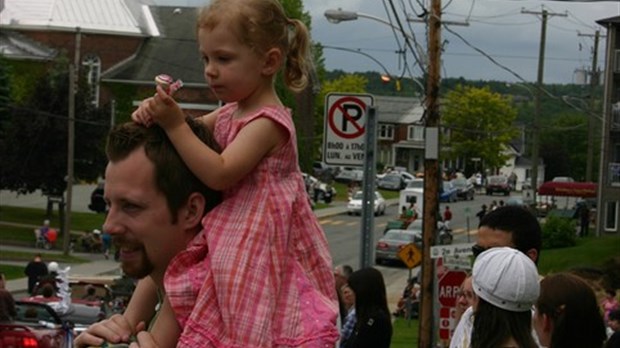 La parade attire une foule dans les rues de Windsor
