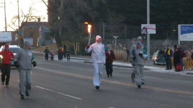 David Anctil de Saint-Denis de Brompton porte le Flambeau Olympique à Shawinigan