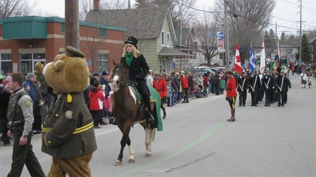 Une foule évaluée à plus de 9000 personnes a assisté au défilé de la 133e édition de la St-Patrick