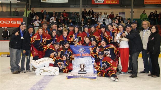 Les Élites de l’Estrie coiffées des grands honneurs au Bantam AA féminin.