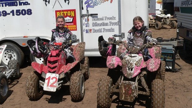 Magali 6 ans et Annabelle 5 ans, deux compétitrices dans les courses de VTT !