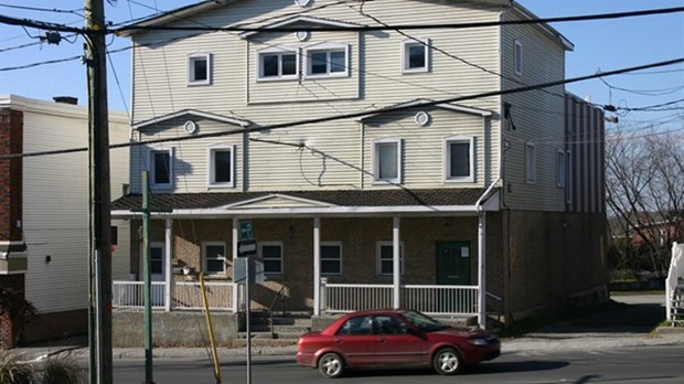 Stationnement rue St-Georges à Windsor. Des places additionnelles et réservées pour la clientèle