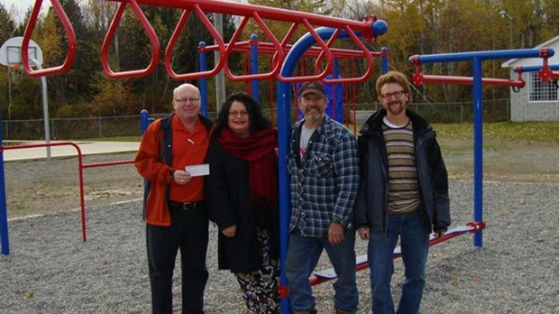 Les optimistes de St-François-Xavier-de-Brompton remettent 5 000 $ à l’école de l’Arc-en-ciel