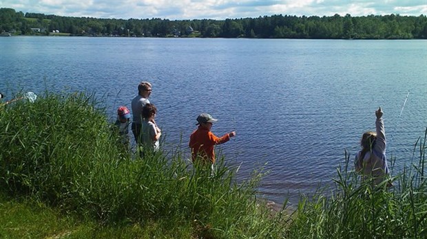 Les jeunes ont taquiné le poisson lors de la Fête de la pêche à Saint-Claude