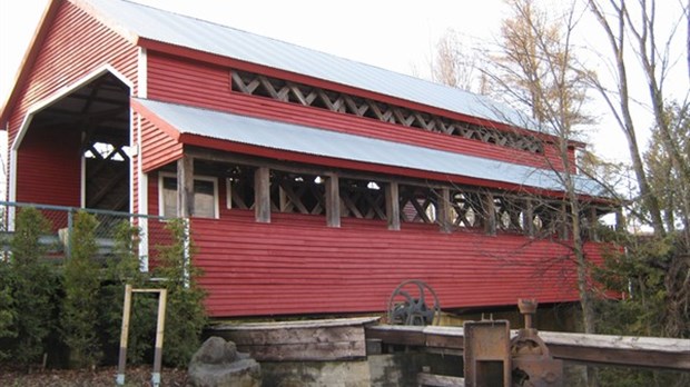 Le pont couvert du Moulin d'Ulvertron a maintenant un nom