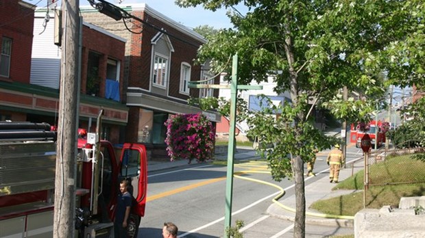 De la fumée sortant du toit sur la rue St-Georges à Windsor
