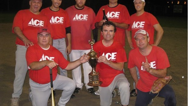 Ace-Couture surprend Toyota Richmond lors de la finale de la ligue de softball