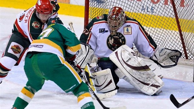 Le gardien Alex Dubois du Wild de Windsor a le numéro des 3L dans un gain de 7 à 4