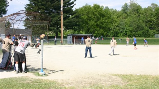 Festival du Papier. Tournoi de balle vendredi, samedi et dimanche au stade municipal de Windsor