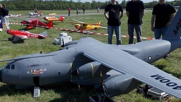 Spectacle aérien d’avions et d’hélicoptères téléguidés miniatures