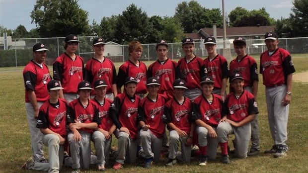 Trois jeunes joueurs de baseball aux Jeux du Québec 2012