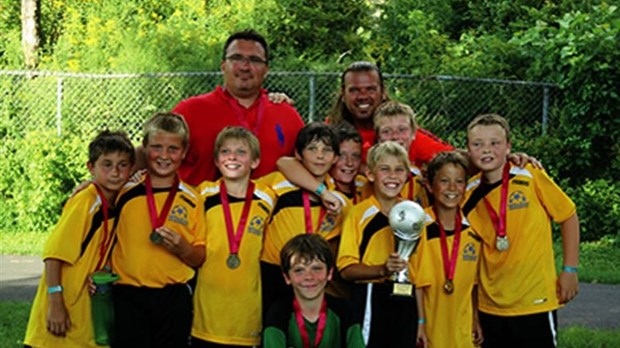 Robinson, Bélanger et le U10 masculin au sommet du soccer estrien