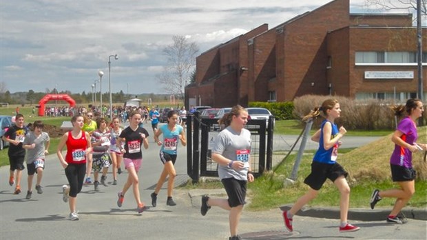 Marche et course des élèves au profit de la Société protectrice des animaux de l’Estrie