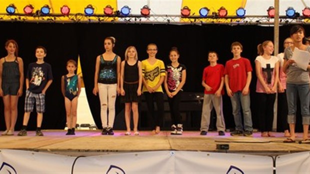Une quinzaine de participants au « Talent Show » du Festival du papier