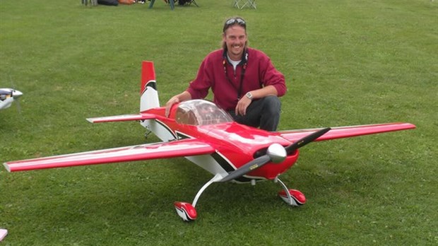 Spectacle aérien d’avions et d’hélicoptères téléguidés miniatures