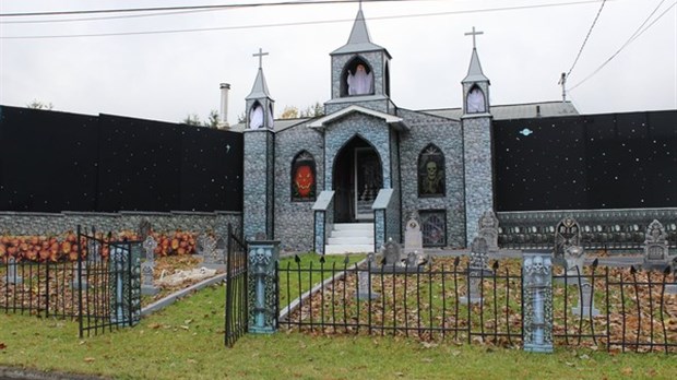 Le couple Boisvert-Martin a accru leur décor d’Halloween à St-François-Xavier