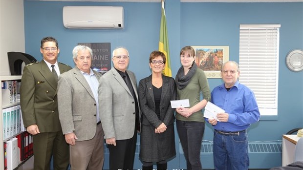 La SQ remet trois chèques aux maisons des jeunes du Val-St-François