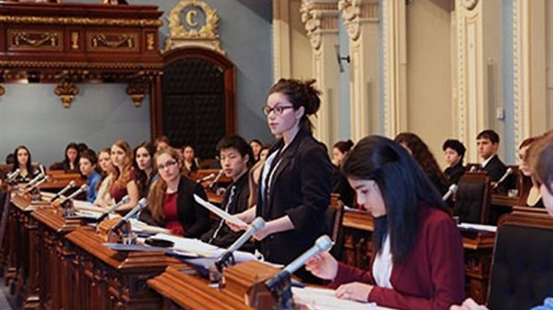 Des élèves de l’école du Tournesol débattent à l’Assemblée nationale