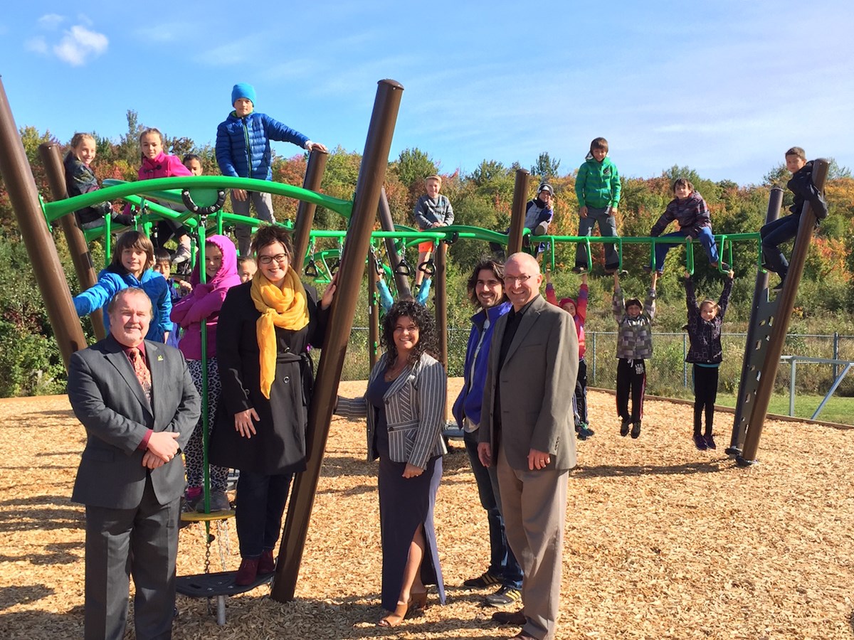 Les élèves profitent d’une cour d’école plus attrayante à StDenisde