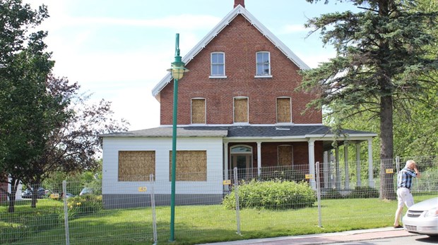 Dernier regard sur la démolition de l’ancien presbytère