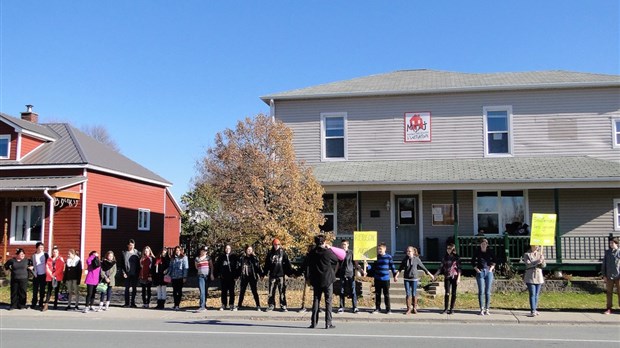 Des citoyens du Val-Saint-François forment une chaine humaine à Valcourt