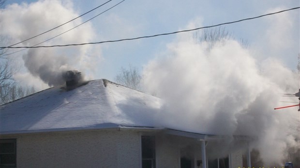 Feu sur la rue Ambroise-Dearden à Windsor