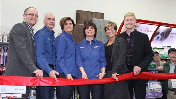 Coupure du ruban pour Agri-Services St-Laurent de Windsor