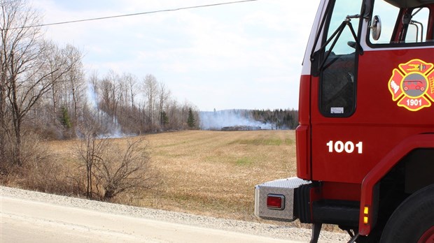 Feu de broussailles près de la route 143 à Val-Joli