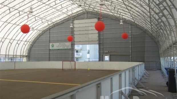 On recouvre la patinoire à St-Rémi de Tingwick