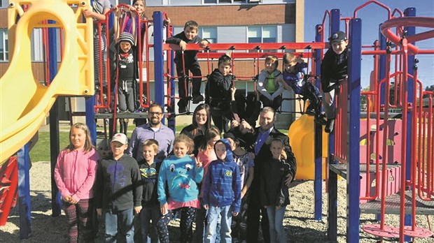 Un ministre à l’École de la Passerelle d'Asbestos