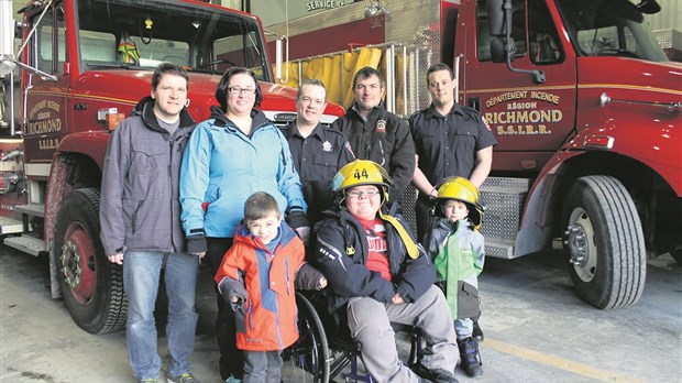 Dix pompiers de Richmond soutiennent deux garçons atteints de dystrophie musculaire