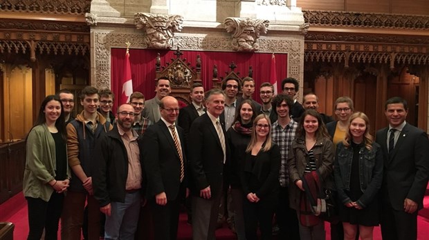 Le député Rayes reçoit des étudiants de sa circonscription au Parlement 