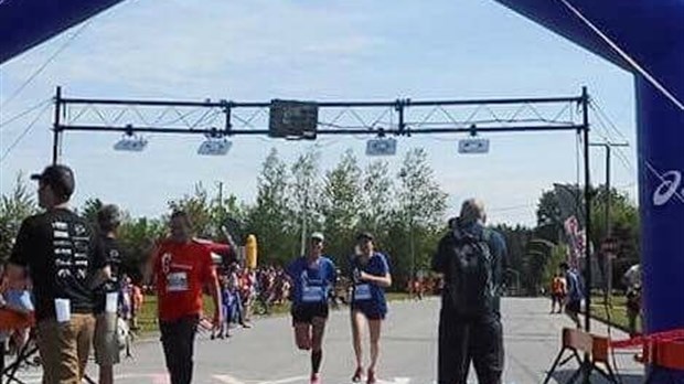 Deux amies franchissent le 10 km du la Course du Tournesol