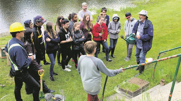 Jeunes du Tournesol et partenaires réaménagent la bande riveraine 